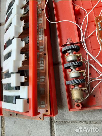 Детский электромузыкальный инструмент 