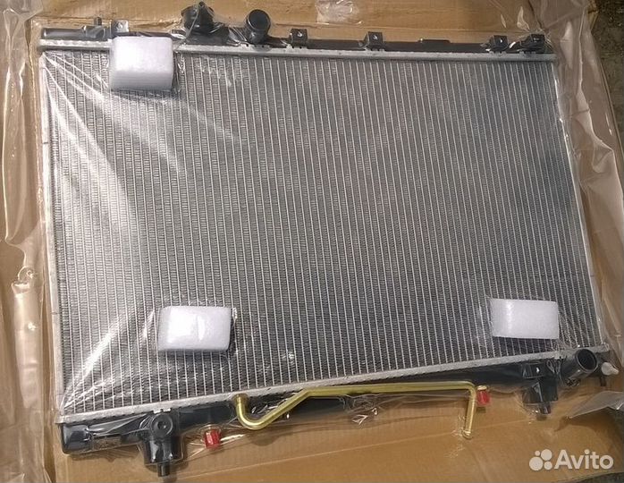 Радиатор охлаждения Тойота Ипсум 96-01