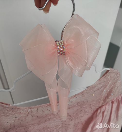 Бант из органзы со стразами на заколке