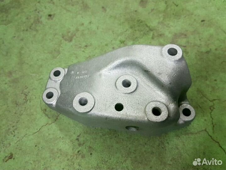 Опора АКПП VW Tiguan / Passat B6