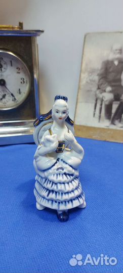 Статуэтка антикварная дама в кресле.Европа