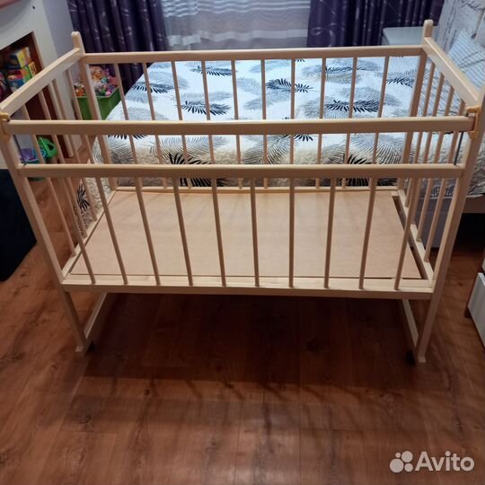 Детская кроватка с маятником