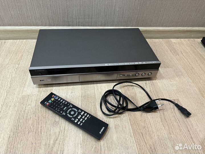 Yamaha BD-S677 Blu-Ray проигрыватель