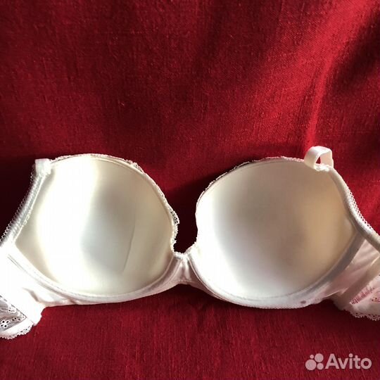 Новый белый бюстгальтер 70В с формованными чашками