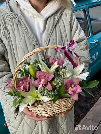 Цветочная композиция Лилии и орхидея в корзине
