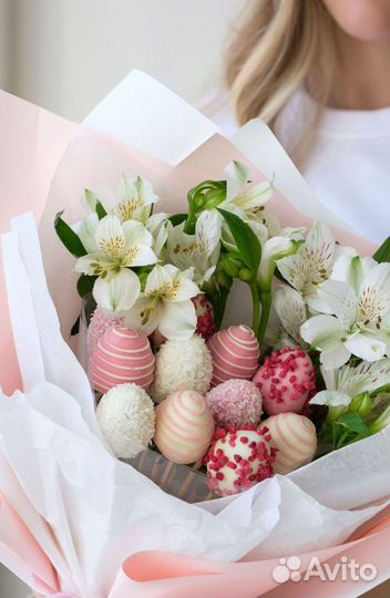 Сладкий букет с клубникой в шоколаде и цветами