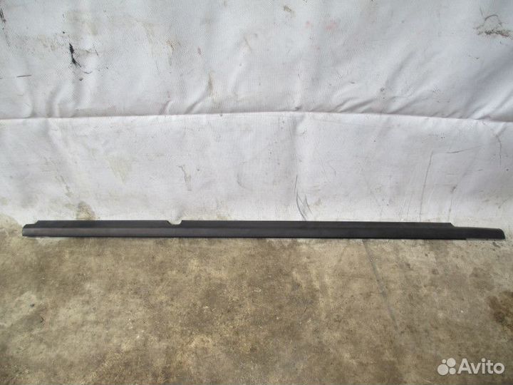 Бархотка стекла двери задней правой наружная VW Ti