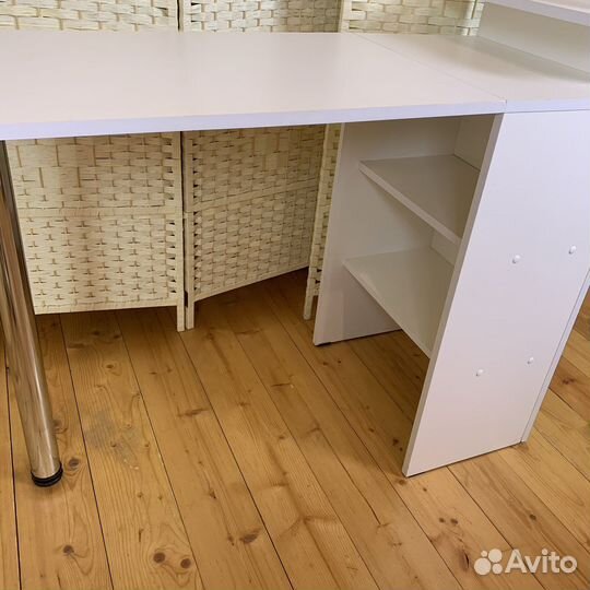 Маникюрный стол