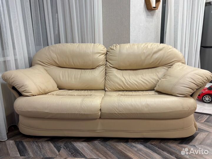 Кожаный диван