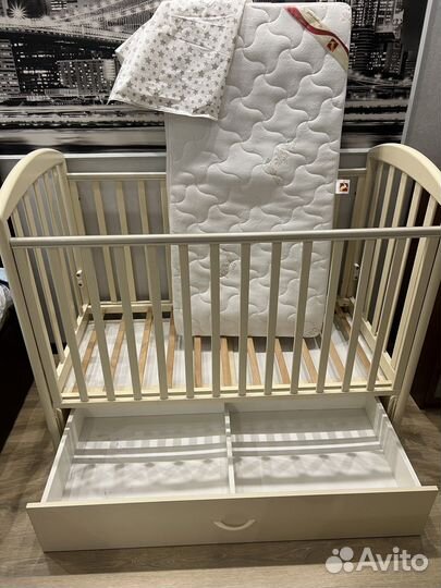 Детская кроватка с маятником и ящиком