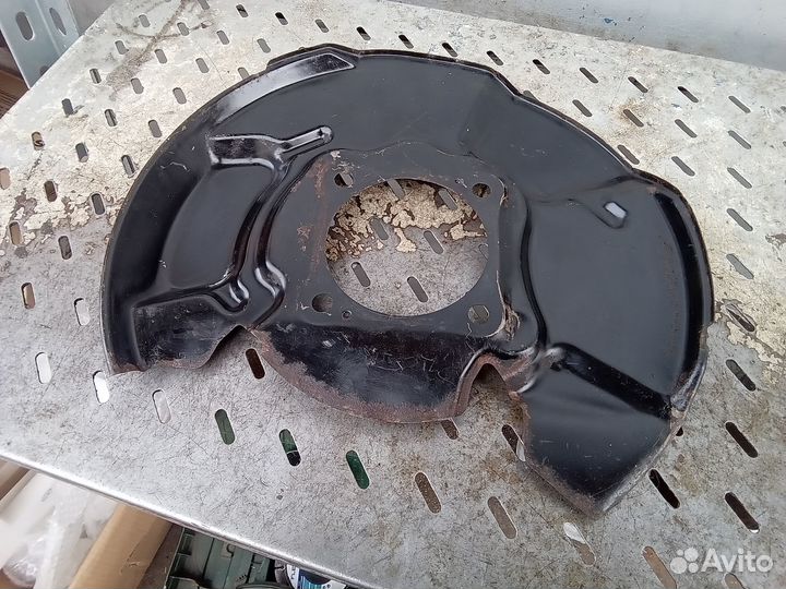 Щиток тормозного диска правый передний Toyota LC P