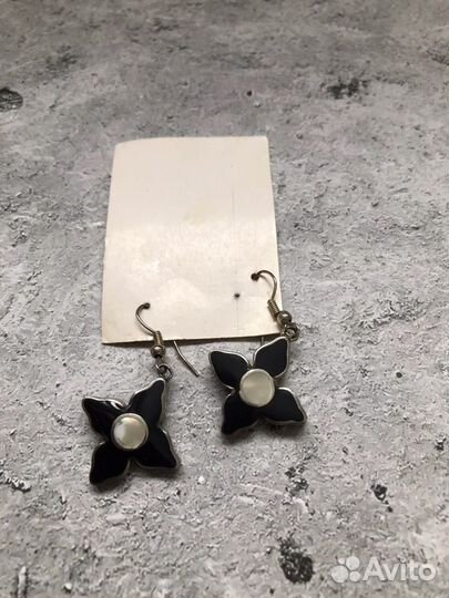 Оригинальные серьги из перламутра. куба