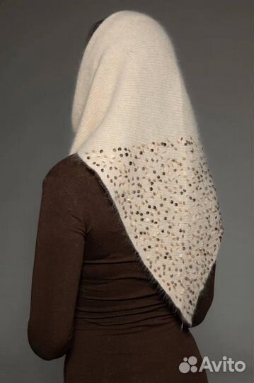 Косынка из ангоры с пайетками