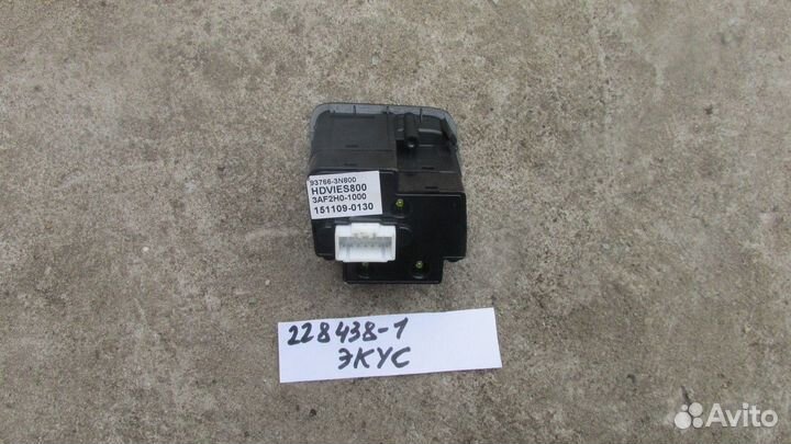 Кнопка фиксатора стояночного тормоза