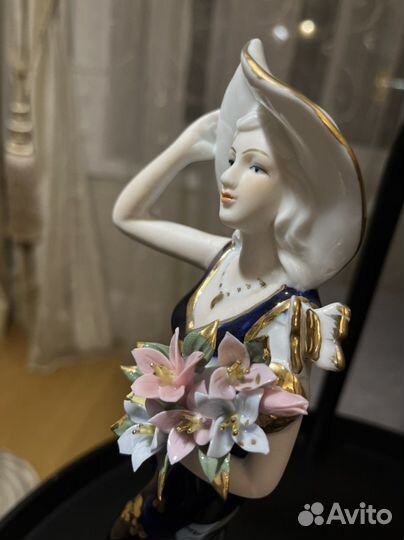 Фарфоровая статуэтка