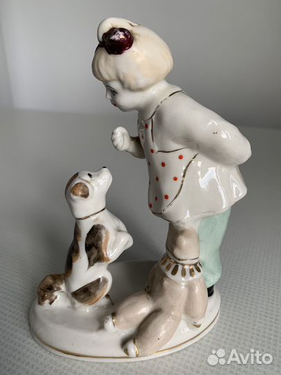 Девочка с собачкой фарфоровая статуэтка Полонне