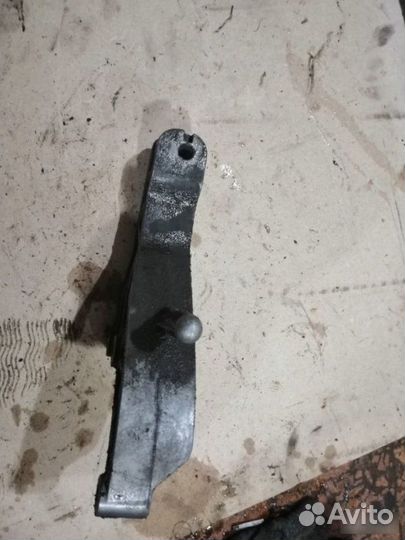 Кронштейн двигателя задний Opel Astra H