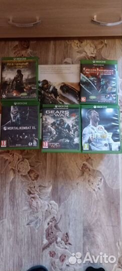 Xbox One s с 5-ю дисками и двумя джойстиками