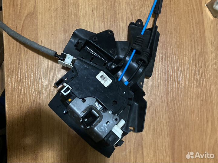 Замок задней правой двери Mercedes W204