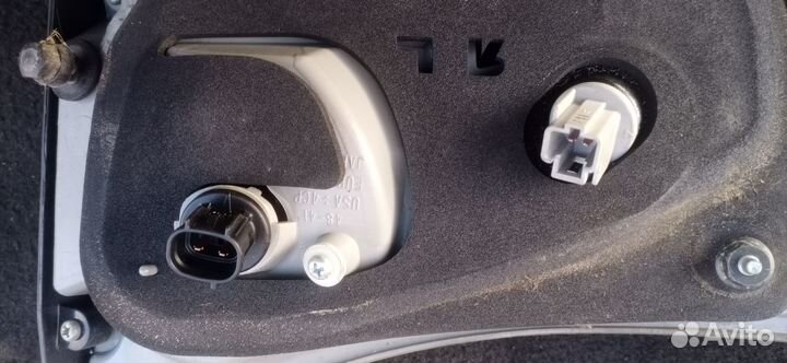 Фонарь крышки багажника левый Lexus RX400h