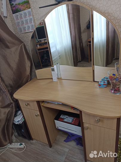 Туалетный столик с зеркалом от гарнитура