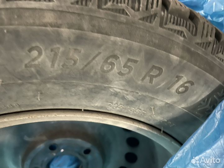 Michelin X-Ice North 4 215/65 R16