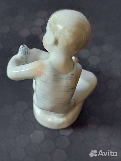 Статуэтка мальчик с рыбкой. лфз СССР