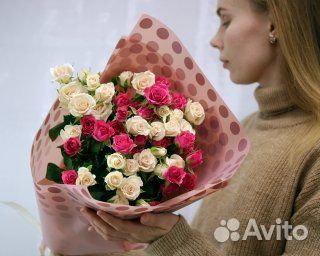 Букет из 9 высоких кустовых роз микс белых и малин