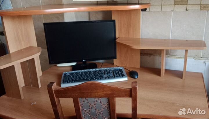 Продам компьютерный стол с ящиками
