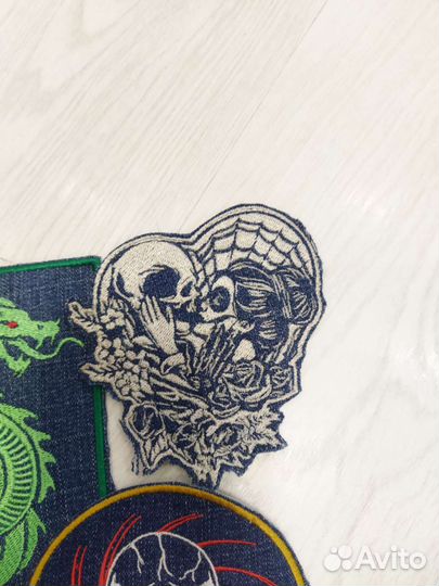 Нашивки на джинсовой ткани