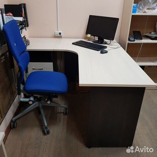 Офисная мебель. Угловой письменный стол, тумба