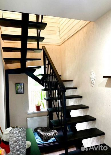 Лестница на металлокаркасе закрытого типа