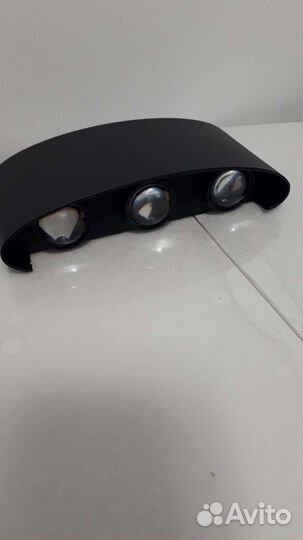 Настенный современный светильник