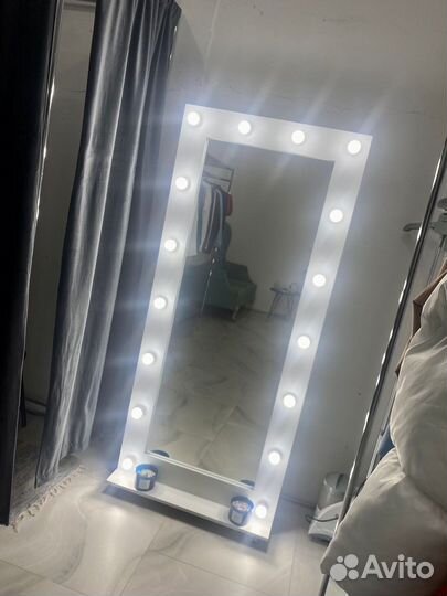 Гримерное зеркало на подставке с колесами