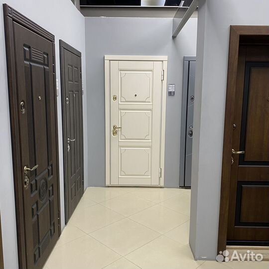 Дверь входная металлическая белая