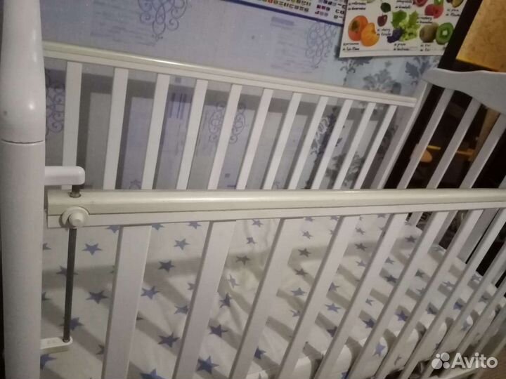 Детская кроватка с маятником