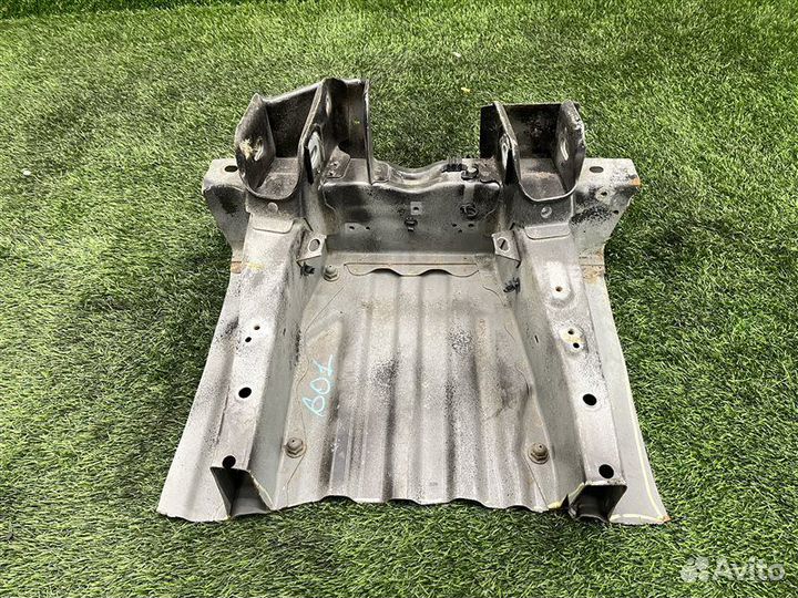 Крепление рычага заднее Toyota Regius / Touring