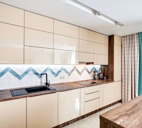 Угловая в потолок кухня на заказ