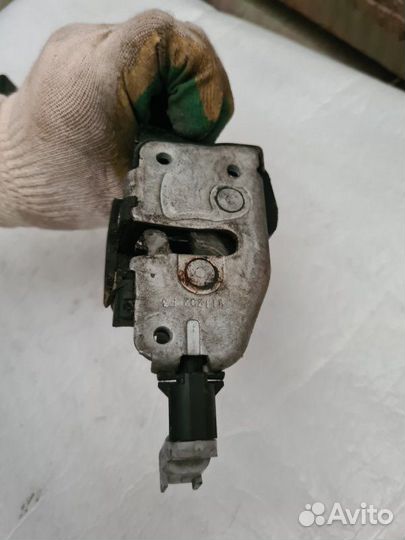 Замок багажника Land Rover Discovery 3 2.7 TDI