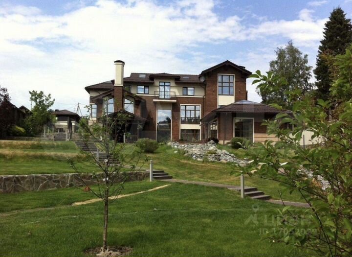 Дом 968 м² на участке 39 сот.