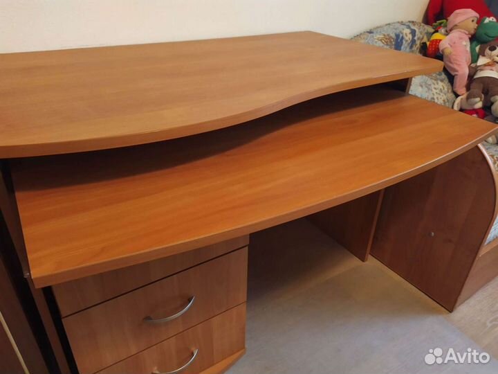 Письменный, компьютерный стол для школьников