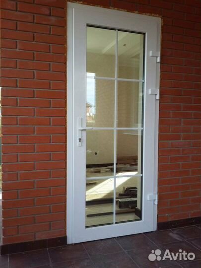 Пластиковая входная дверь