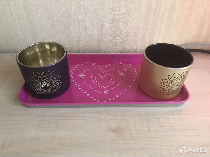 Поднос ярко-розовый метал.+2 подсвечника, новые