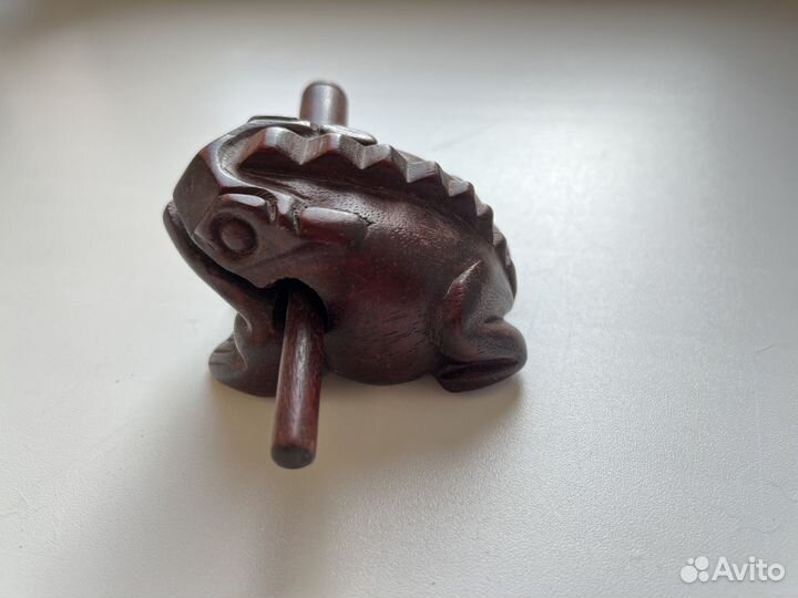 Поющая лягушка из дерева остров Бали