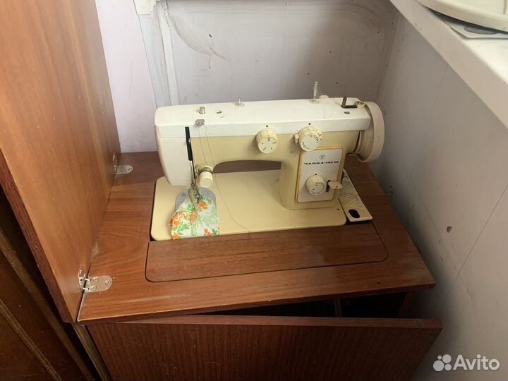 Швейная машинка Чайка 142м