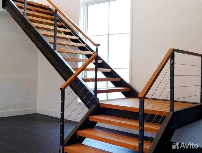 Лестница на металлокаркасе под заказ