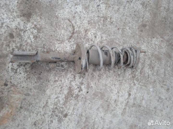 Стойка подвески задняя левая Toyota Corolla AE101