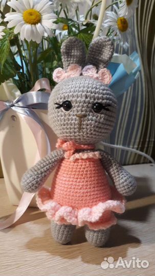 Вязанная игрушка, зайка мадмуазель