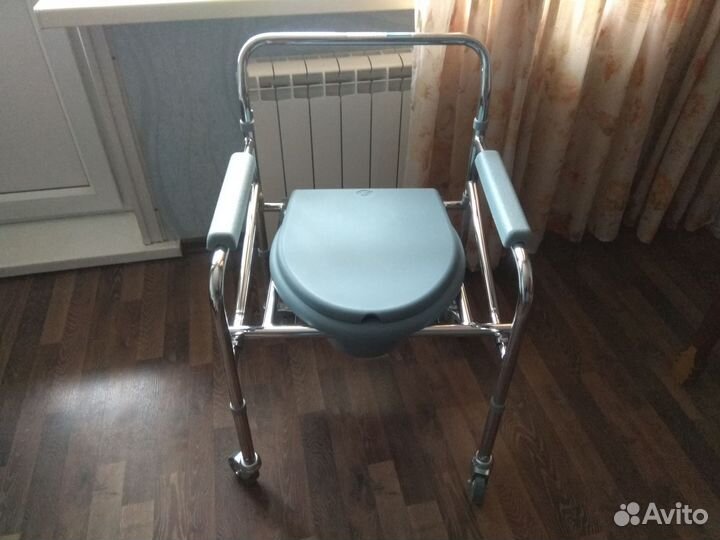 Кресло - Стул с санитарным оснащение на колесиках