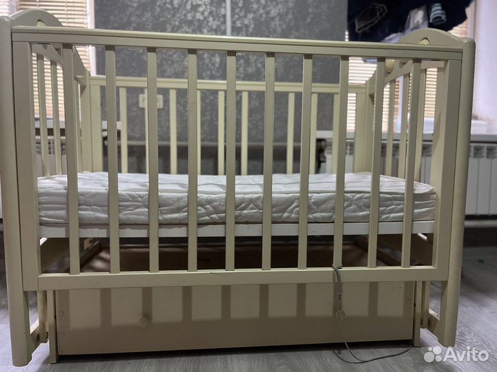 Детская кровать с матрасом ящиком и маятником